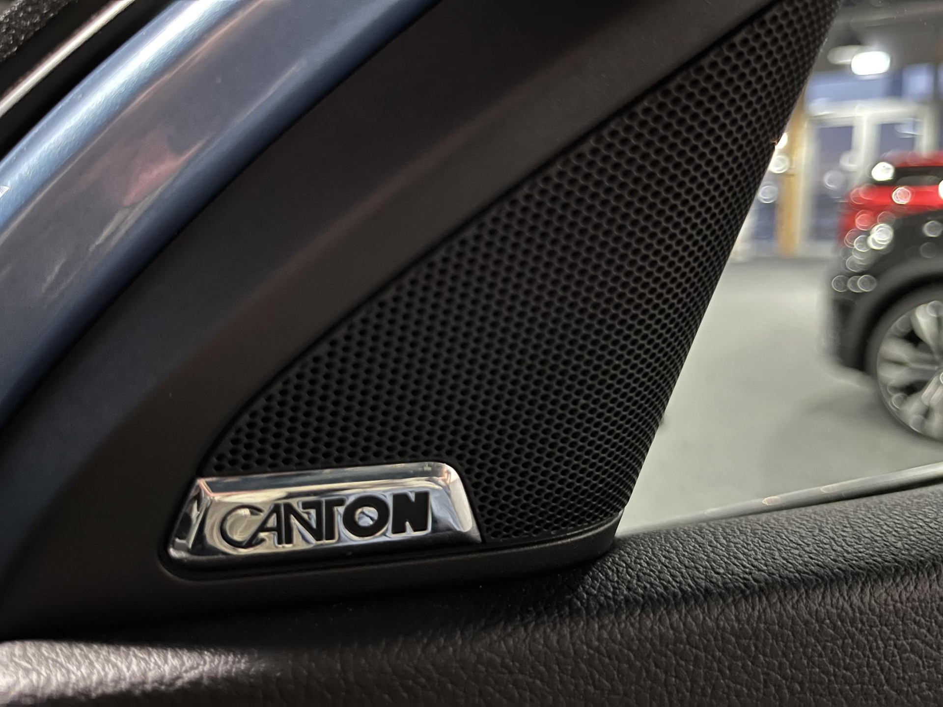 Sound System Canton met 12 luidsprekersen digitale equalizer