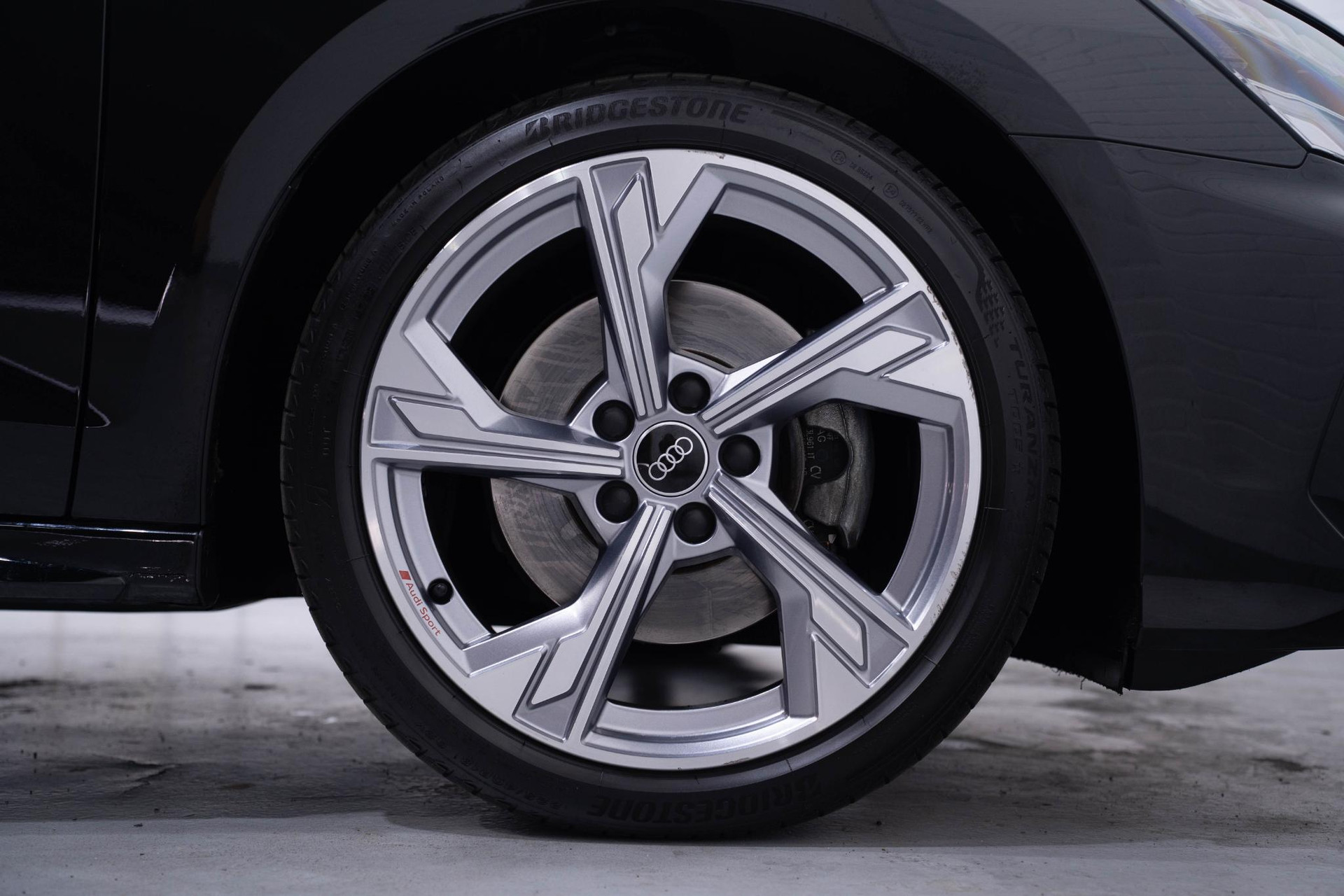 Velgen Audi Sport, 18 inch gegoten lichtmetaal "5-arm-vlag"-design