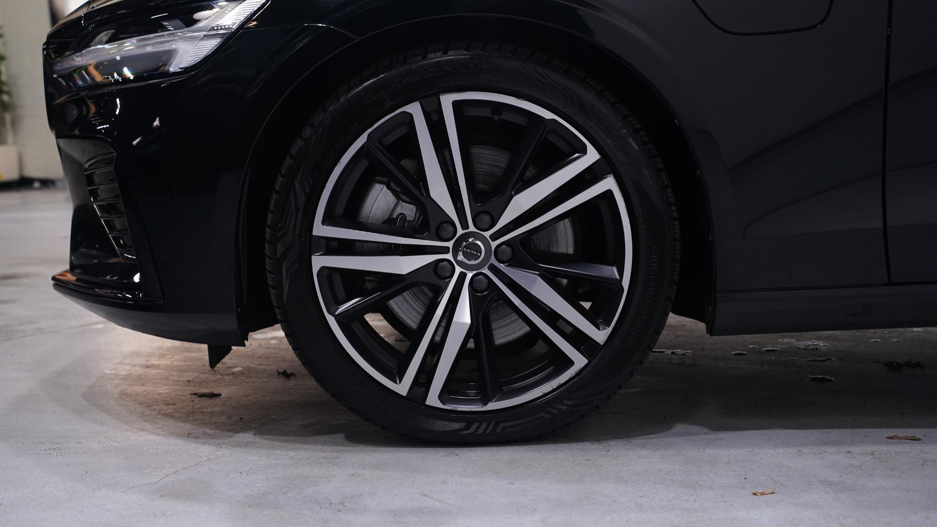 19" 5-Triple Spaaks Matt Black / Diamond Cut velgen met 235/40 R19 banden