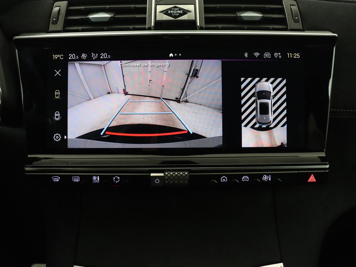 Achteruitrijcamera met parkeersensoren vóór en achter