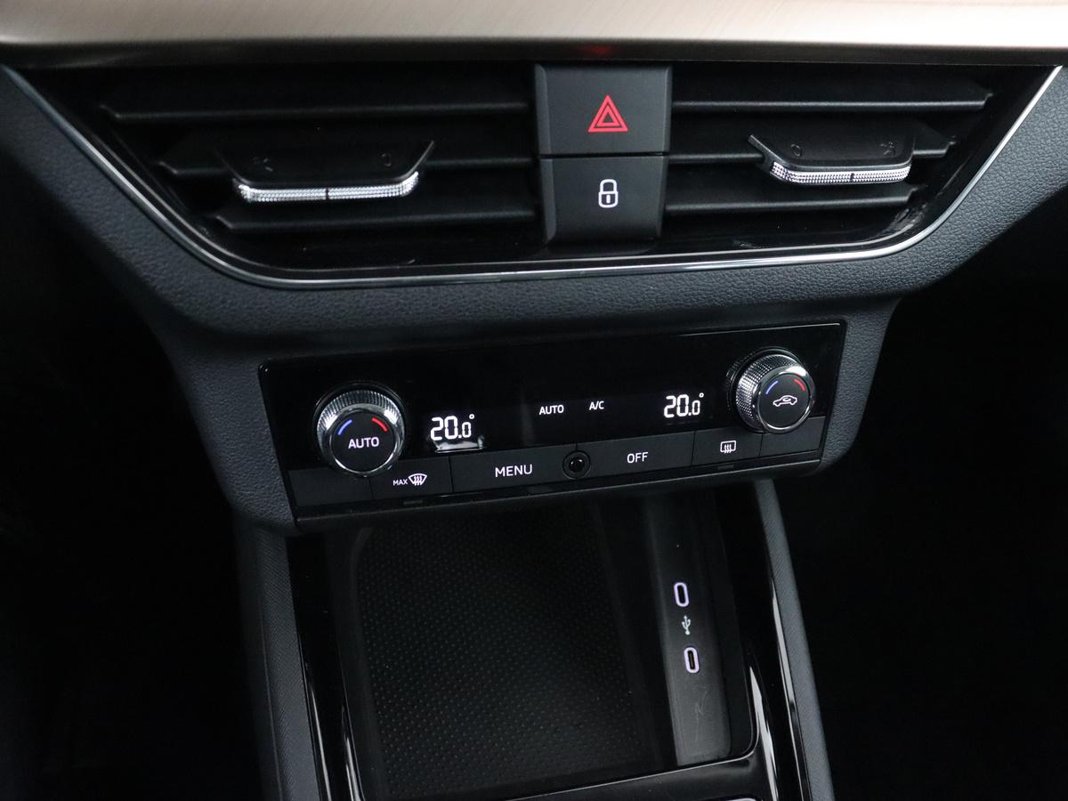 Climatronic (elektronisch geregelde airconditioning met vochtigheidssensor) en automatisch dimmende binnenspiegel