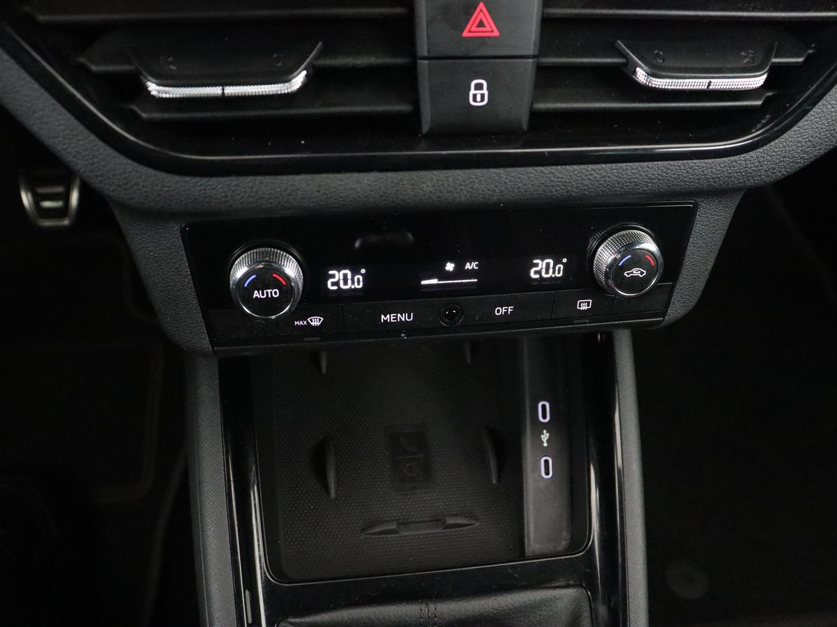 Climatronic (elektronisch geregelde airconditioning met vochtigheidssensor) en automatisch dimmende binnenspiegel