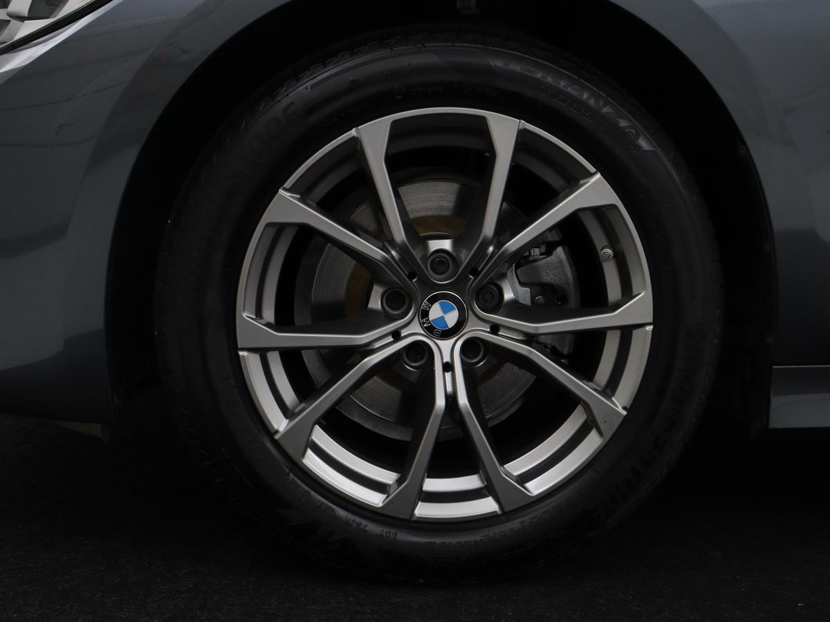 17 inch lichtmetalen wielen V-spaak in Reflex Silber