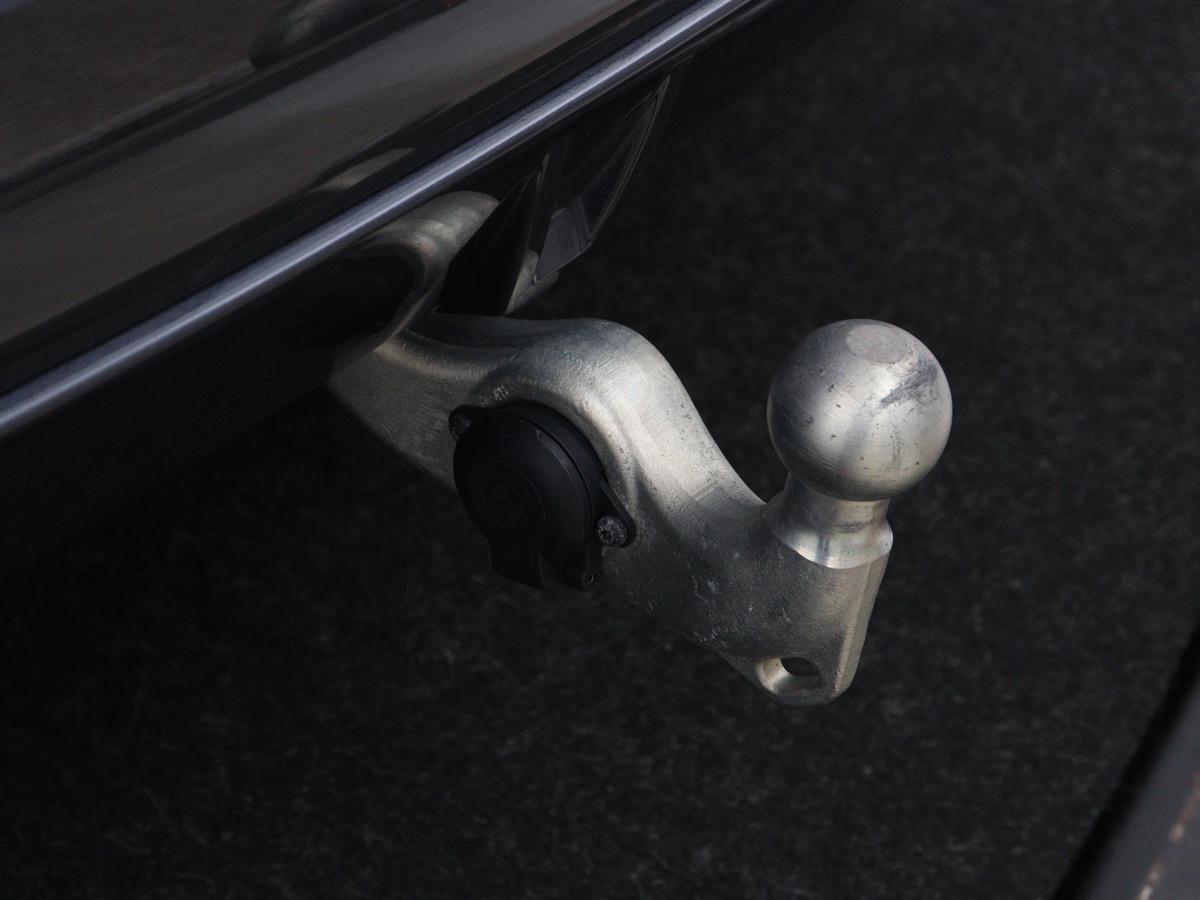 Trekhaak met elektrisch wegklapbare kogel