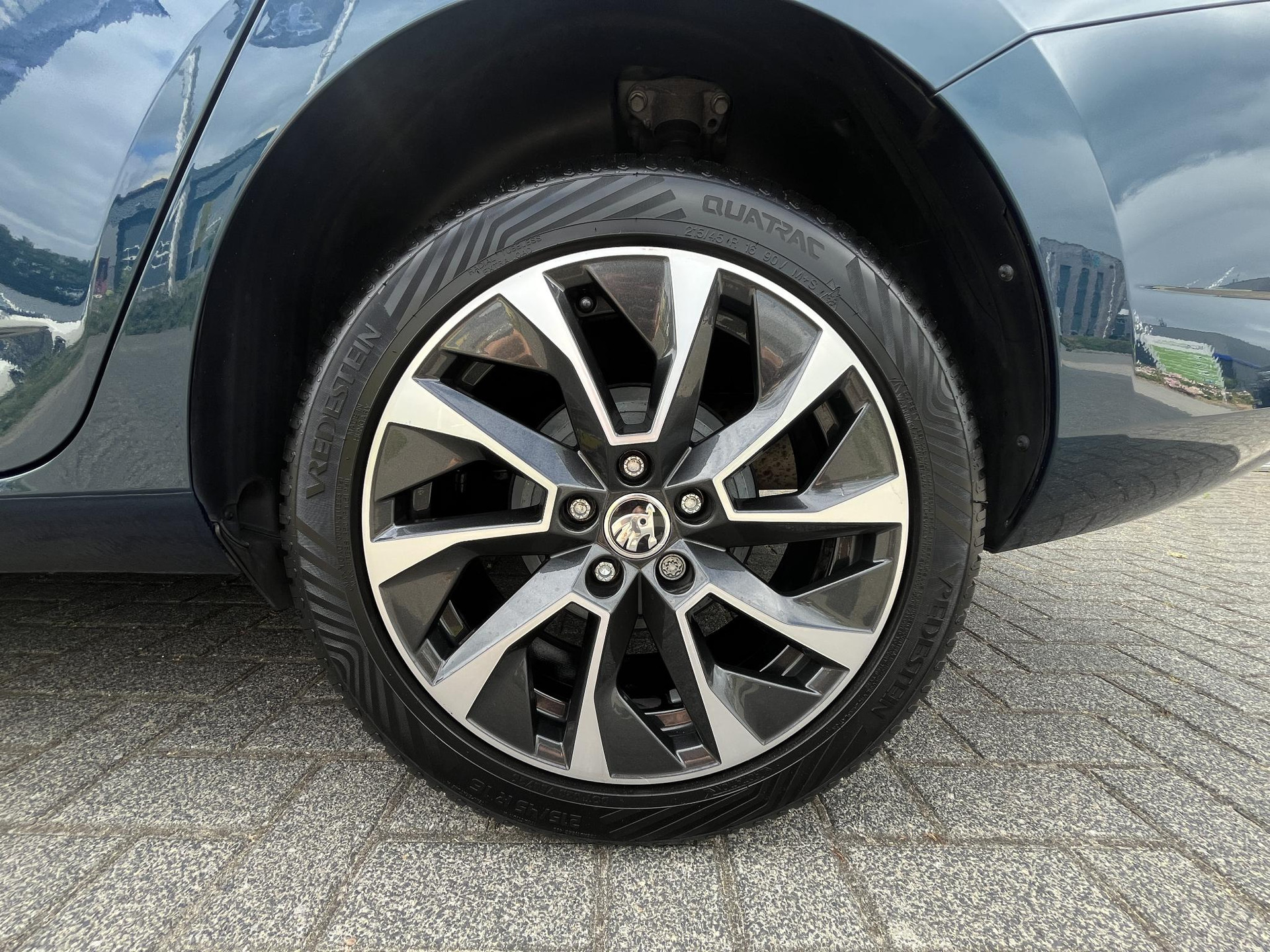 Lichtmetalen velgen 16" Alore 7Jx16" met banden 215/45 R16