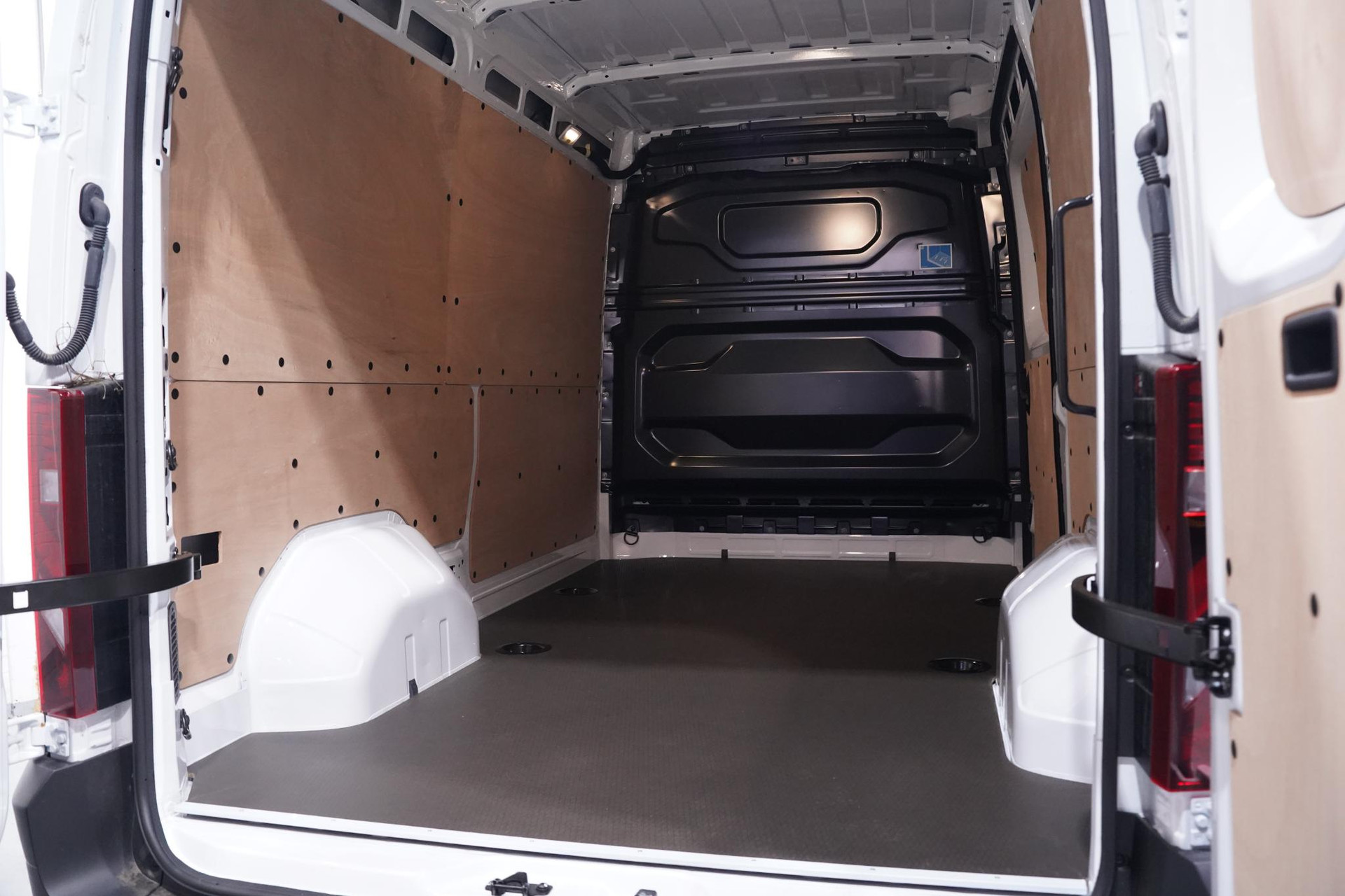 houten laadvloer en polypro zijwandbekleding in de laadruimte