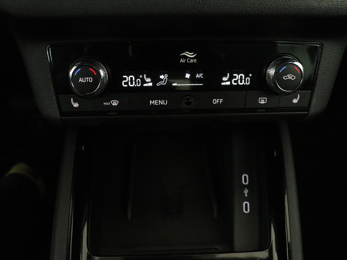 Climatronic (elektronisch geregelde airconditioning met vochtigheidssensor) en automatisch dimmende binnenspiegel