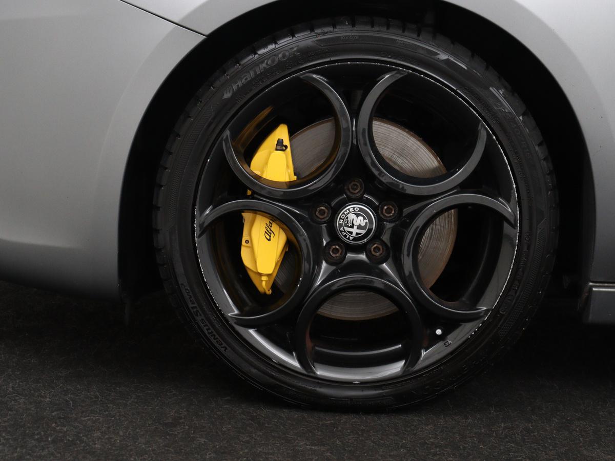 18-inch lichtmetalen velgen dark glossy 'Nero Competizione' met 225/40-banden