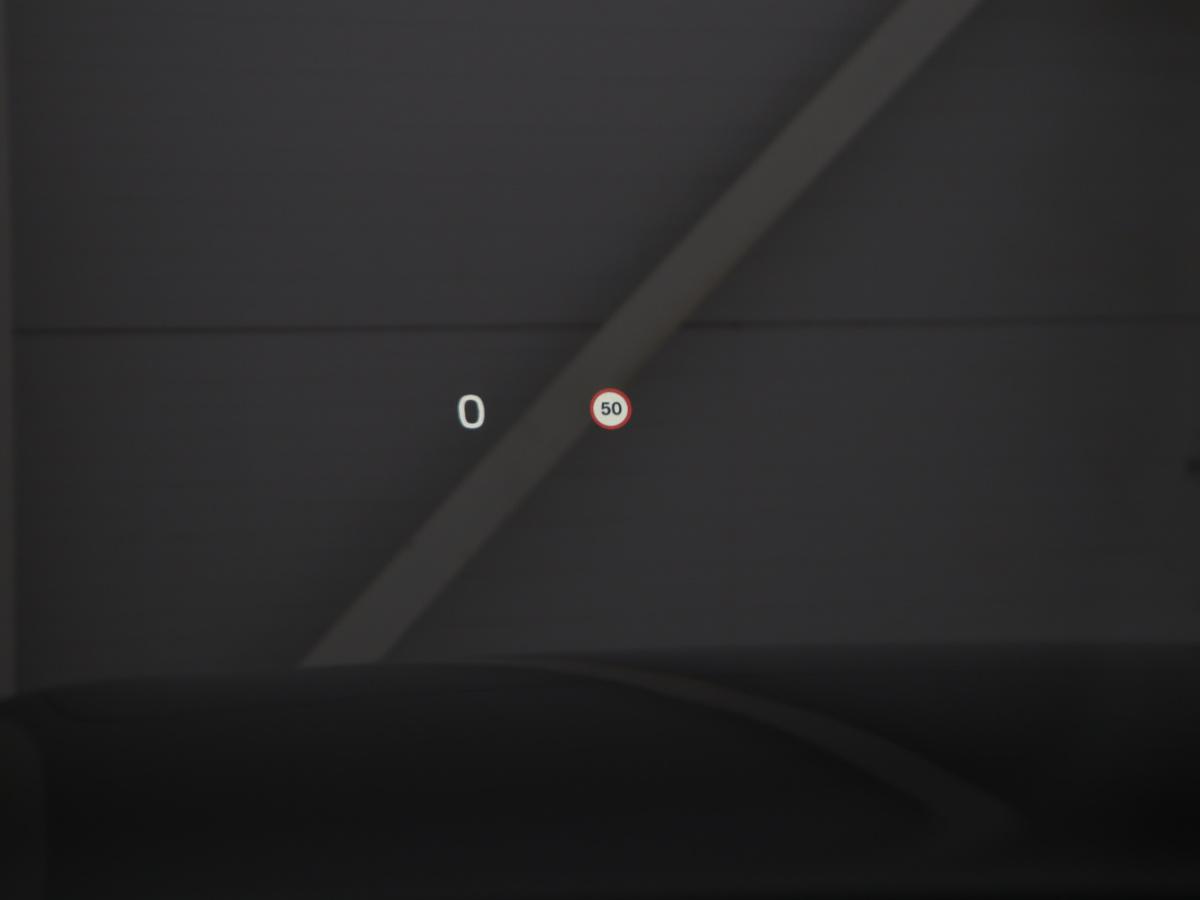 Grafisch Head-up Display voor weergave van de ingestelde snelheid van de adaptieve cruise control, verkeersbordenherkenning en navigatie aanwijzingen