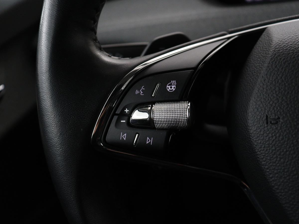 Multifunctioneel verwarmbaar 2 spaak stuurwiel incl. pedals voor recuperatie HOD en drive mode select