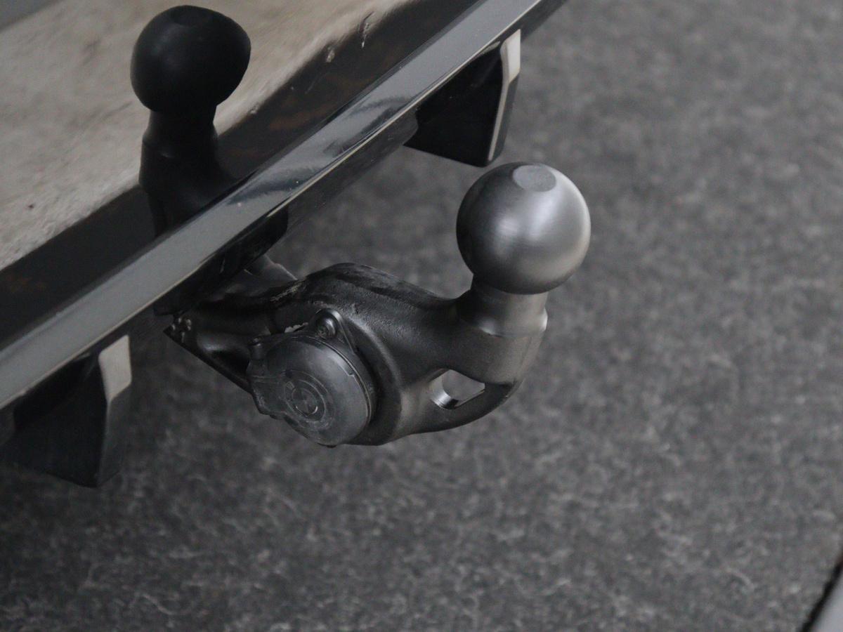 Trekhaak met elektrisch wegklapbare kogel
