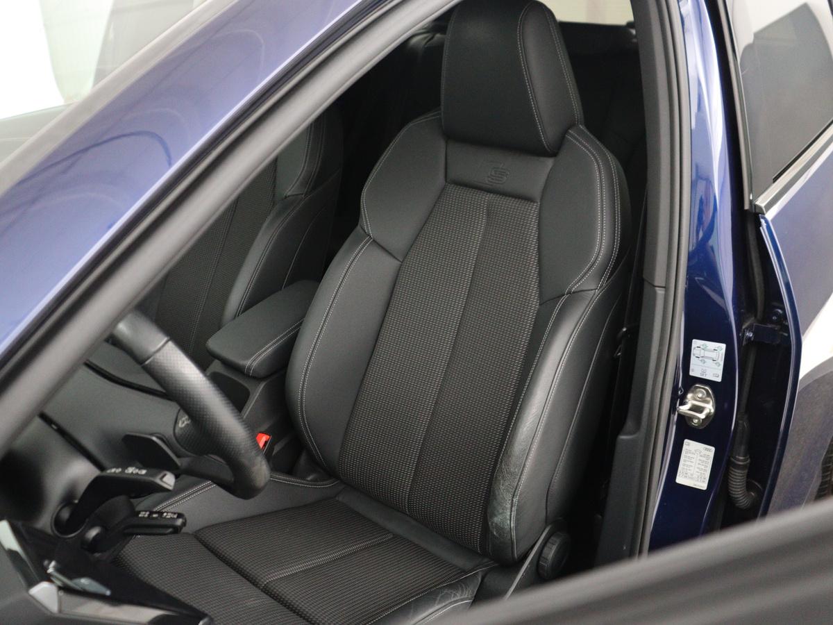 S-line-interieur met sportstoelen en zwarte stoffen-kunstlederen bekleding