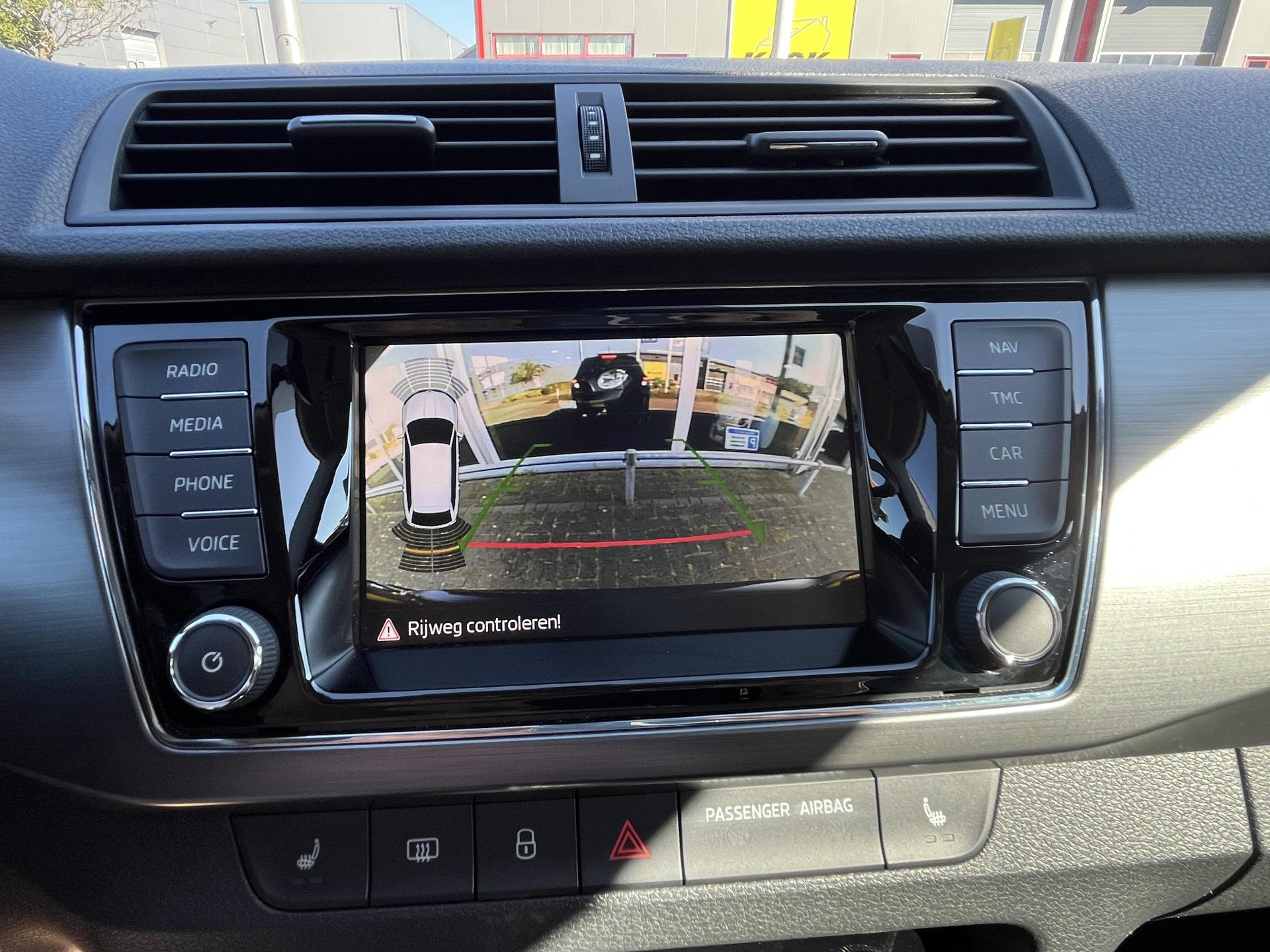 Parkeercamera achter, geïntegreerd in de achterklep-greep en voorzien van wis/was installatie voor de lens
