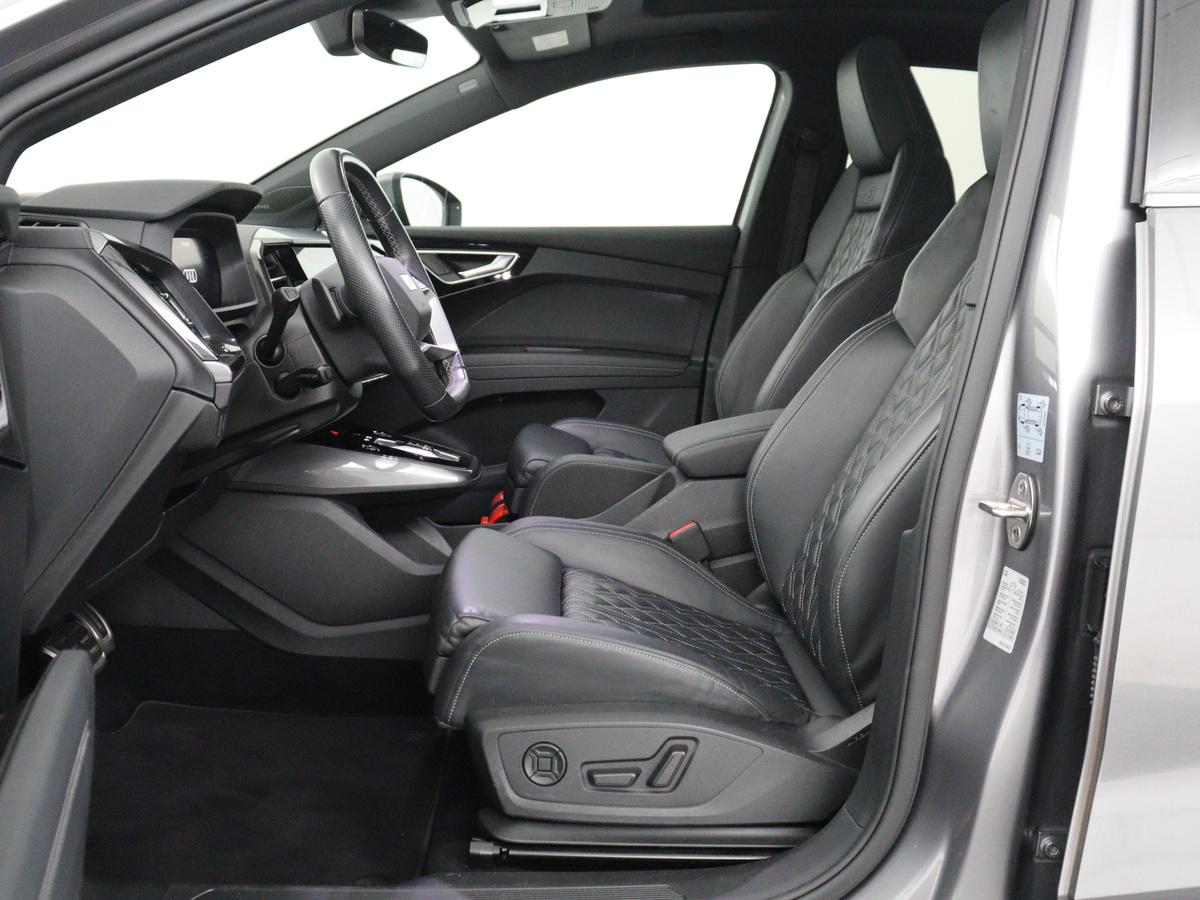 S-line-interieur met sportstoelen en zwarte stoffen-kunstlederen bekleding