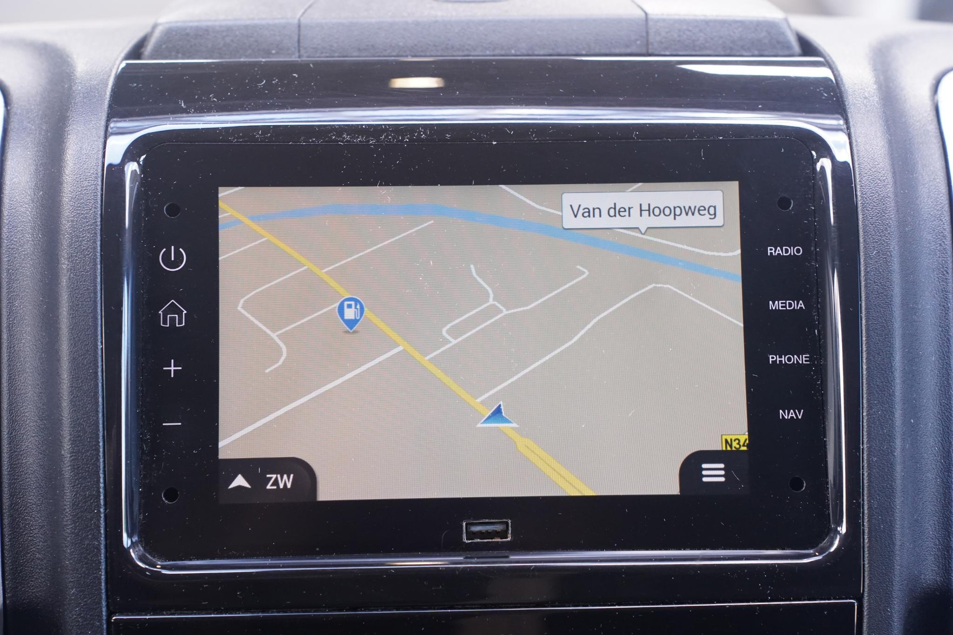 Multimediasysteem met navigatie, touchscreen, Bluetooth en DAB+