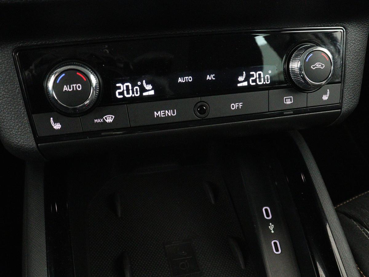Climatronic (elektronisch geregelde airconditioning met vochtigheidssensor) en automatisch dimmende binnenspiegel