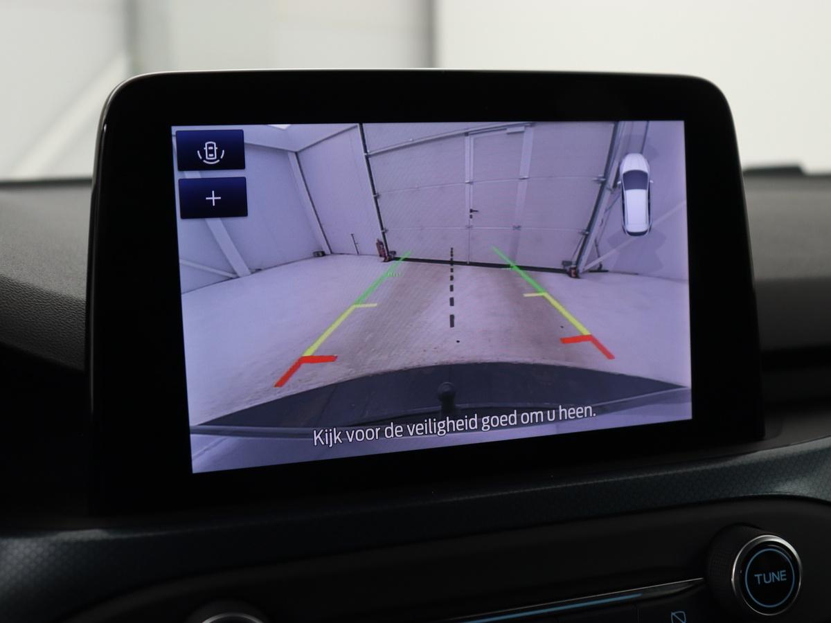 Achteruitrijcamera - projectie van de omgeving achter de auto in het navigatiesysteem