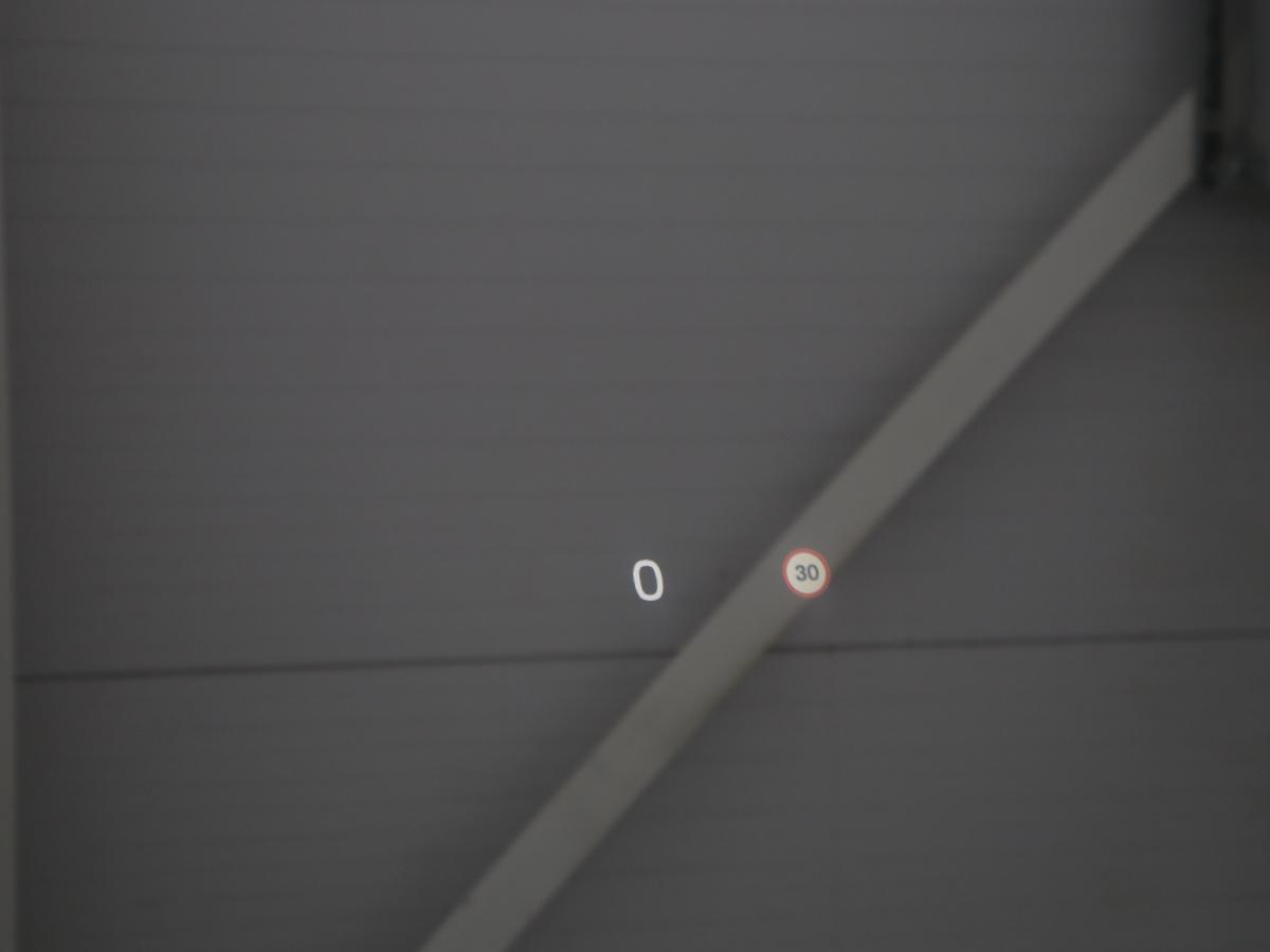 Grafisch Head-up Display voor weergave van de ingestelde snelheid van de adaptieve cruise control, verkeersbordenherkenning en navigatie aanwijzingen