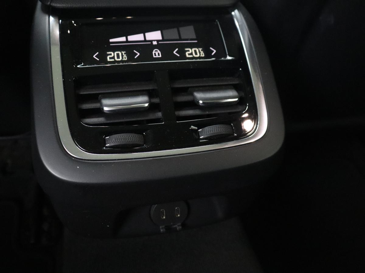 4 zone Electronic Climate Control met touchscreen bediening op de tweede zitrij