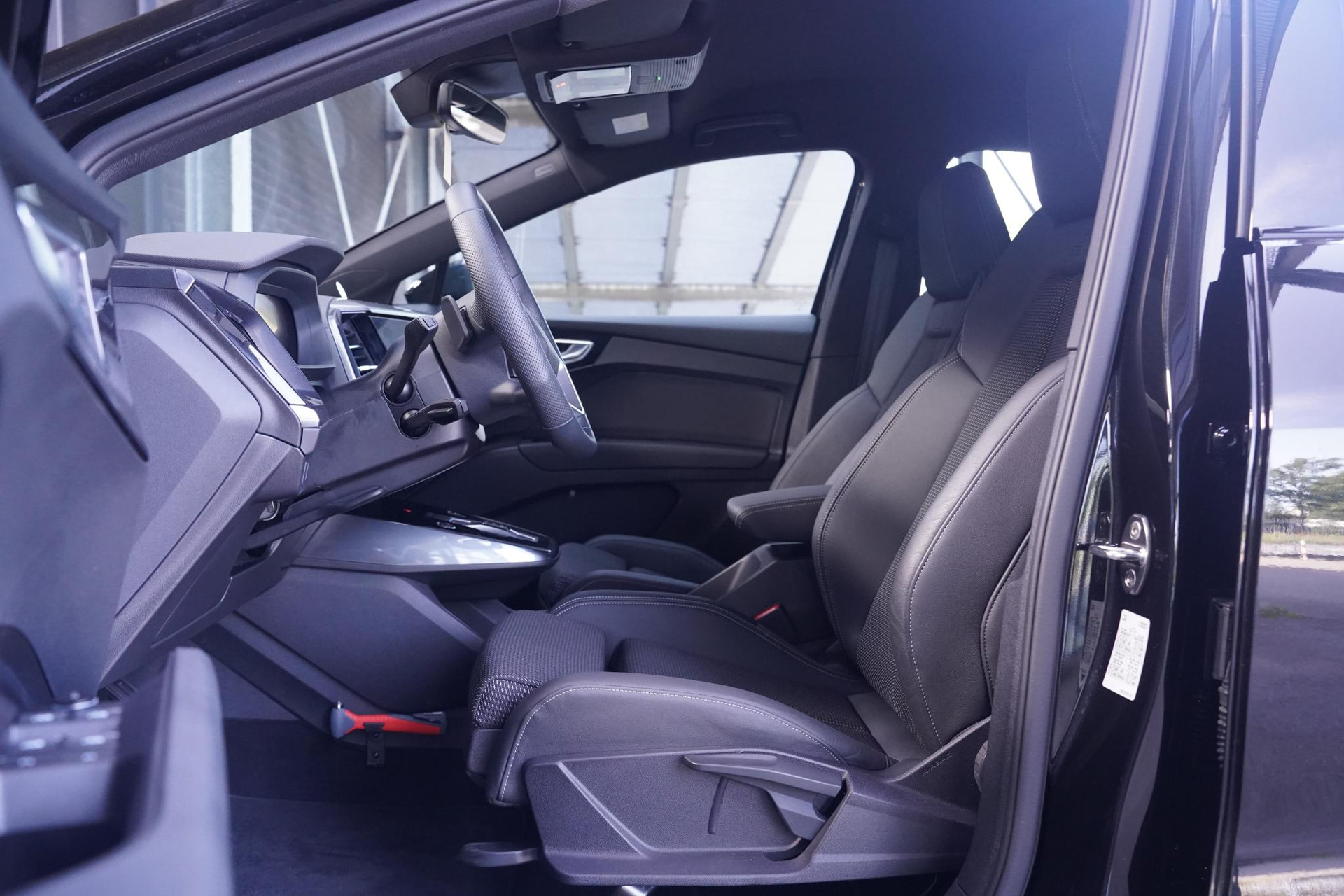 S-line-interieur met sportstoelen en zwarte stoffen-kunstlederen bekleding
