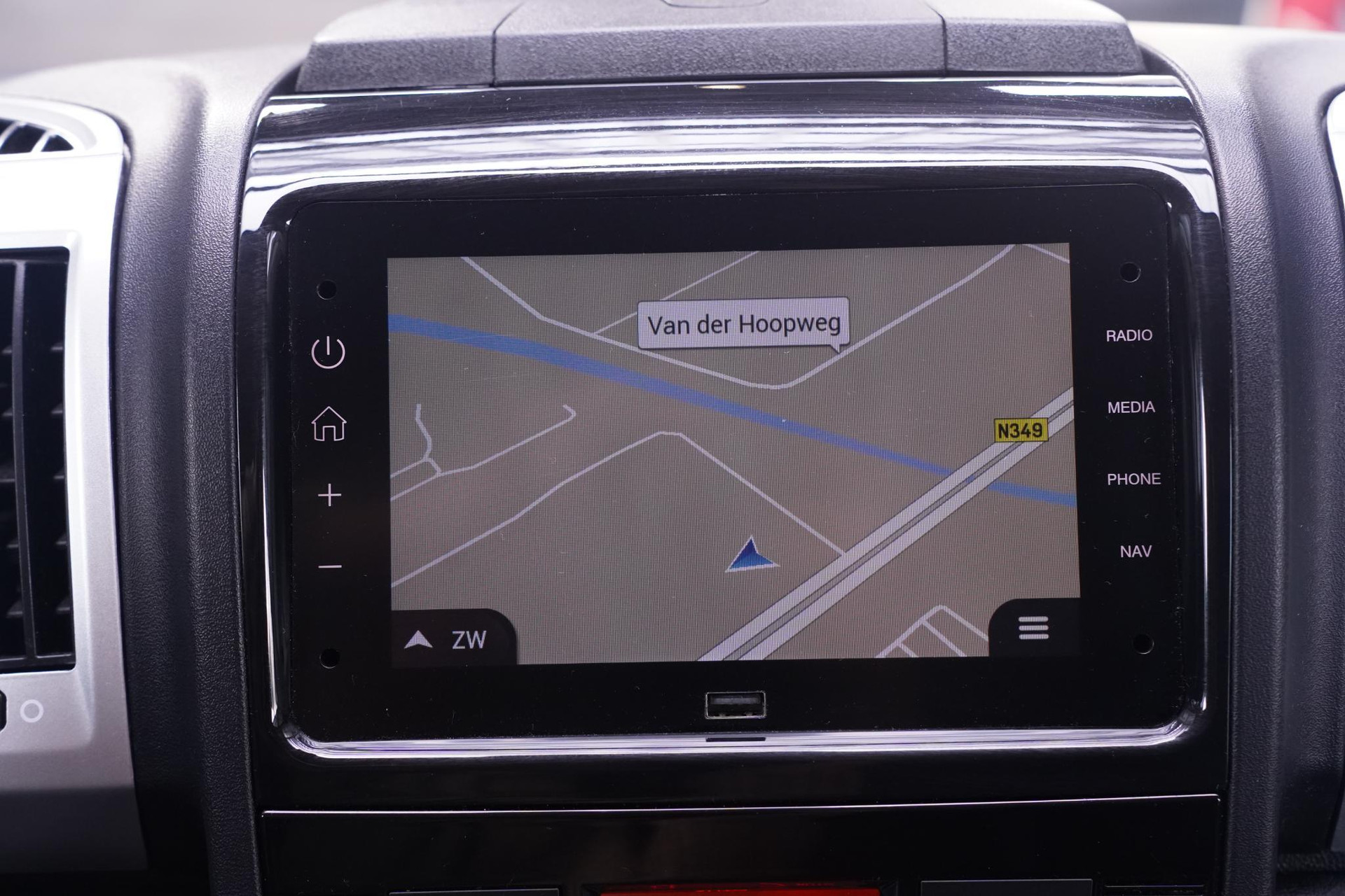 Multimediasysteem met navigatie, touchscreen, Bluetooth en DAB+