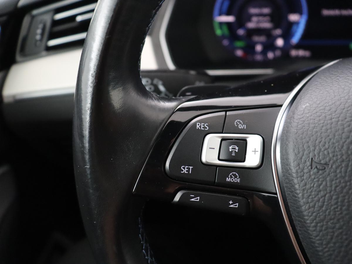 Automatische afstandsregeling (Adaptive Cruise Control) inclusief afstandswaarschuwingsysteem (Front Assist) en noodremsysteem voor